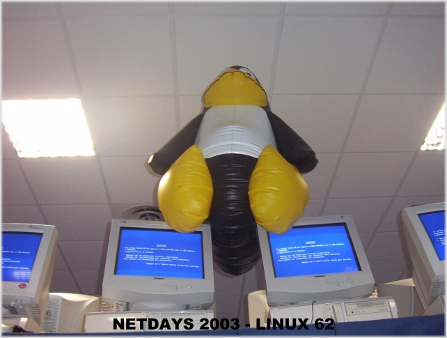tux with bsod 02.jpg - 
